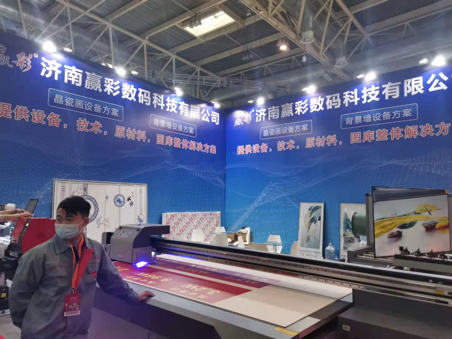 北京展会的客户来厂洽谈UV打印机合作事宜